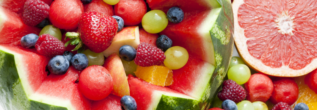 Frische Früchte sind ideal für einen bunten Obstsalat im Sommer
