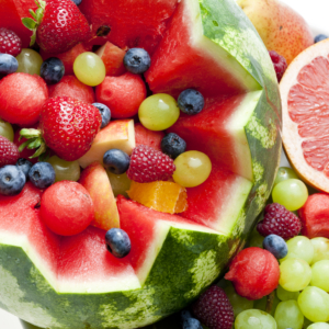 Frische Früchte sind ideal für einen bunten Obstsalat im Sommer