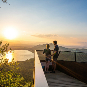 Wer den Kitzelberg erklimmt, wird mit einem der schönsten Ausblicke über das Jauntal mit dem tiefblauen Klopeiner See und dem etwas kleineren Turnersee, die zu den beliebtesten und wärmsten Badeseen Österreichs gehören belohnt