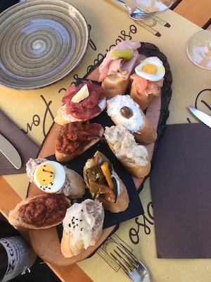 Zum Aperitivo schmaust man „Cicchetti“, wie die feinen Häppchen in Venedig genannt werden.