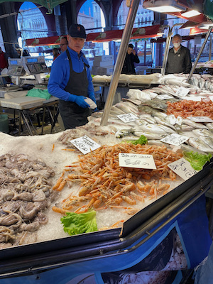 Ein Erlebnis: die „Pescheria“ am Rialto-Markt, deren Stände vor fangfrischen Fischen und Meeresgetier aus der Lagune übergehen.