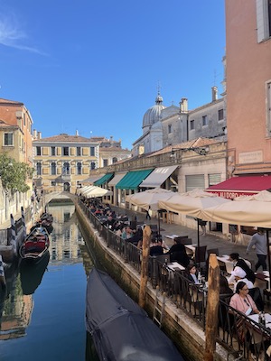 In Venedig gibt’s auch ruhige Platzerln mit einer netten Beislszene, wie die Fondamenta l`Osmarin hinter dem Markusplatz.