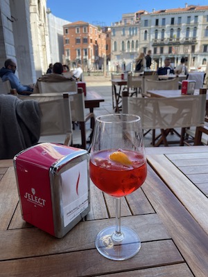 Herrlich: Spritz Veneziano mit Blick auf den Canal Grande.