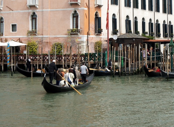 Gondelfahrt zum günstigen Preis: „Traghetti“ pendeln an mehreren Stellen über den Canal.