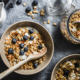 Das Müsli aus dem Handel mit Naturflocken „strecken“, um den Zuckergehalt zu senken.