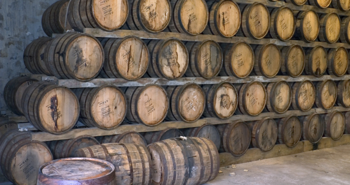 Rum reift zumeist in Eichenfässern und gewinnt so an Farbe und Geschmack.
