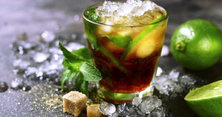 Ein sehr beliebter klassischer Cocktail mit Rum ist der Cuba Libre.