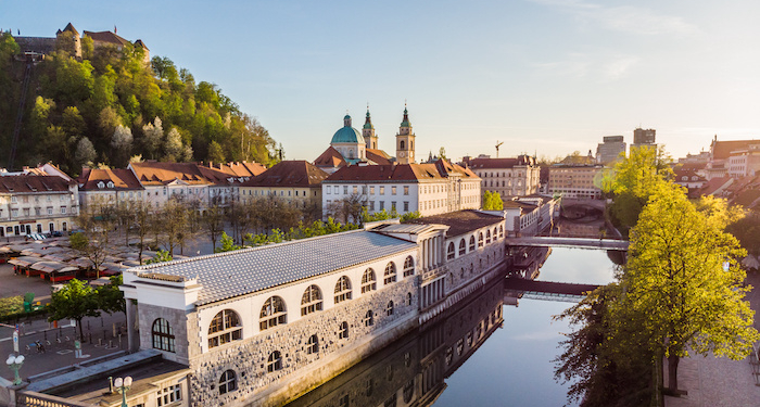 Die Markthallen am Fluss sind eines der vielen Werke des großen Architekten Jože Plečnik.