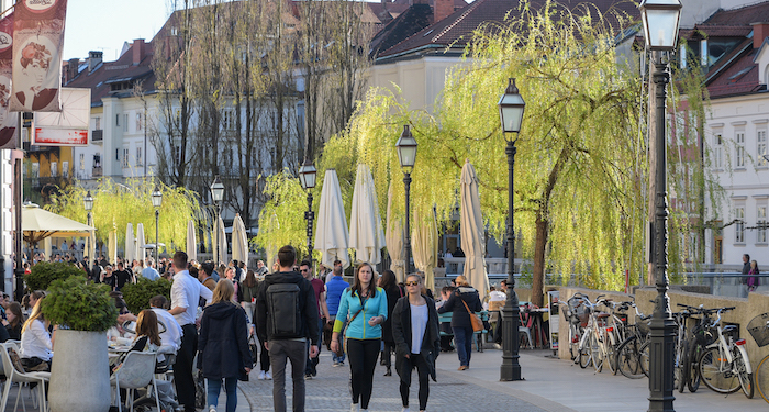 Buntes Treiben am Ufer der Ljubljanica.