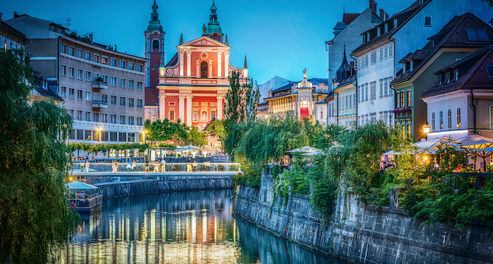 Die Franziskanerkirche am Ufer der Ljubljanica.