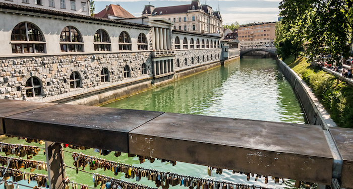 Auf der Fleischerbrücke bringen Verliebte Schlösser an - als Symbol ewiger Liebe.