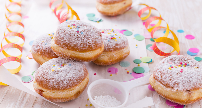 Faschingskrapfen - klassisch mit Marillenmarmelade gefüllt.