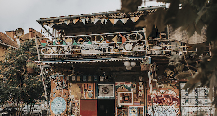 Das Künstlerviertel Metelkova ist ein Schmelztiegel der internationalen Kunst & Kultur.