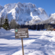 Winterwälder, tiefverschneite Ebenen und immer die Berge im Blick: Eine Tour durch das malerische Saiseratal ist ein Erlebnis.