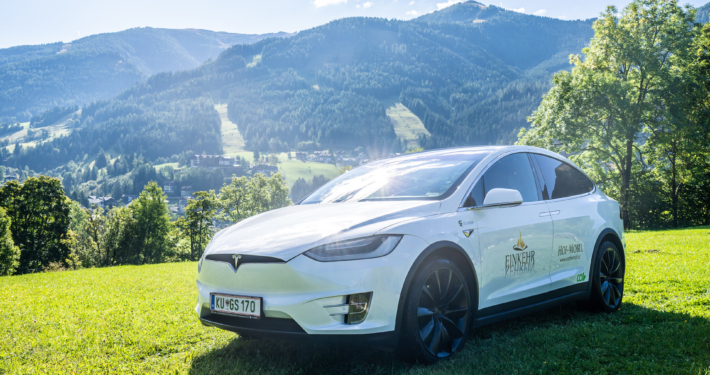 E-Mobilität mit hauseigenem Tesla gehört zum Service im Trattlerhof