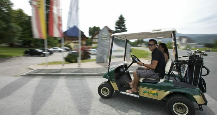 Mit dem Golfcar zum Abschlag