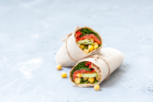 Mittagessen ohne großen Aufwand: Wraps mit Lachs und Kichererbsen