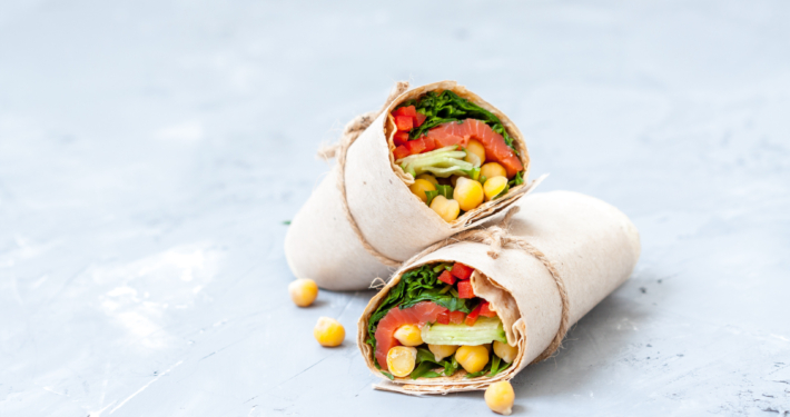 Mittagessen ohne großen Aufwand: Wraps mit Lachs und Kichererbsen