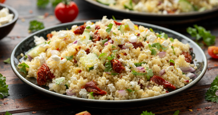 Aromatischer Couscoussalat mit getrockneten Tomaten und Fetakäse