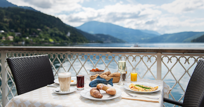 Frühstück mit Aussicht über den See