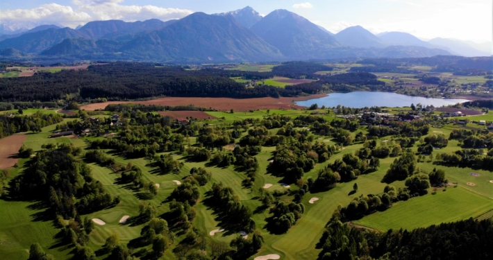 Blick über den Golfpark in Richtung Hochobir