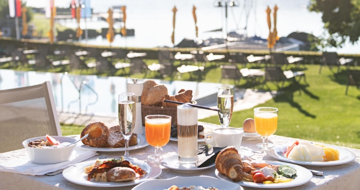 Frühstück auf der Hotelterrasse