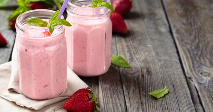 Der aromatische Geschmack der Sauermilch harmoniert perfekt mit reifen, süßen Erdbeeren.