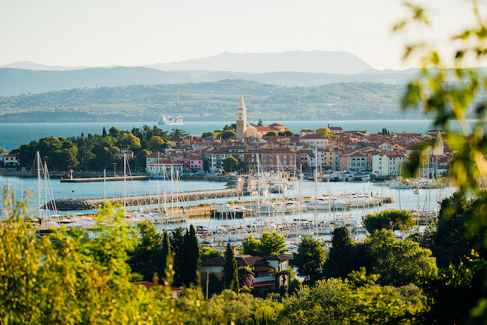 Im Golf von Triest, zwischen Koper und Piran, liegt das verträumte Izola (Insel) – die Stadt trägt schon ihre Geschichte im Namen