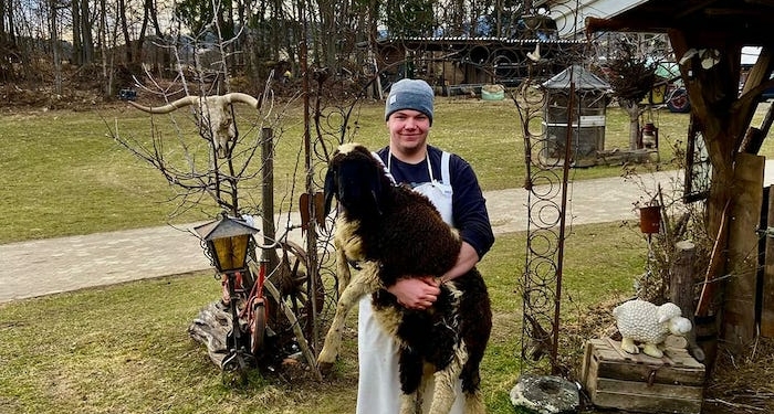 Schlachten gehört am Hof zum Leben dazu, Frederic trägt die Lämmer sogar auf seinen Armen in den Schlachtraum