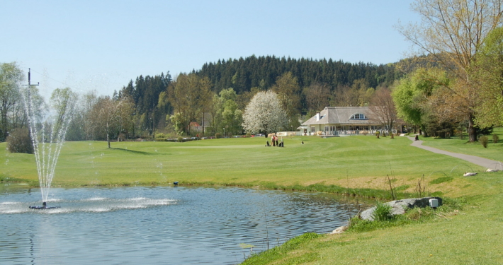 Der Golfplatz Moosburg liegt inmitten eines idyllischen Naturparks und bietet alles, was das Golferherz begehrt.