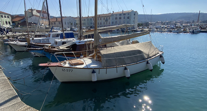 Im malerischen Stadthafen, Mandrač genannt, finden kleine Fischerboote Schutz vor Wind und Sturm