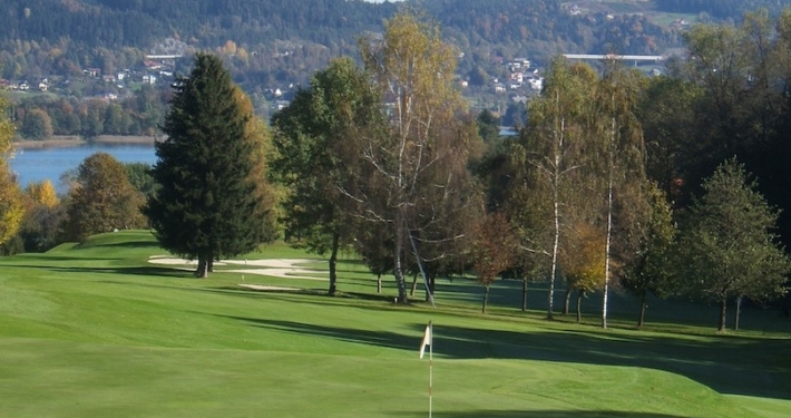 18 malerische Löcher und ein wunderbar glänzender See machen den Golftag zum Erlebnis