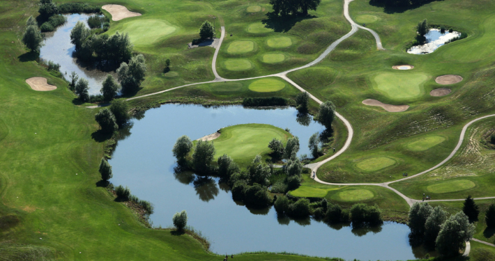 Die Golfanlage Klagenfurt-Seltenheim bietet schnelle Grüns, enge Fairways, viel Wasser und jede Menge Romantik.
