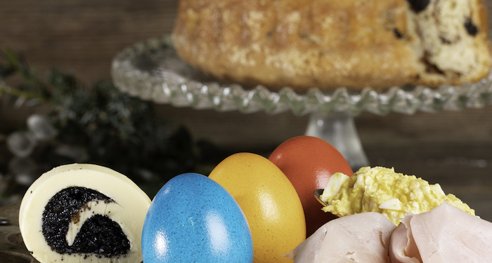 Zum Osterschinken werden in Kärnten süßer Reindling, Eierkren und in Oberkärnten auch Mohnbutter serviert