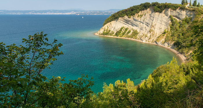 Izola grenzt an den Naturpark Strunjan mit der 80 Meter hohen Klippe und der verträumten Mondbucht