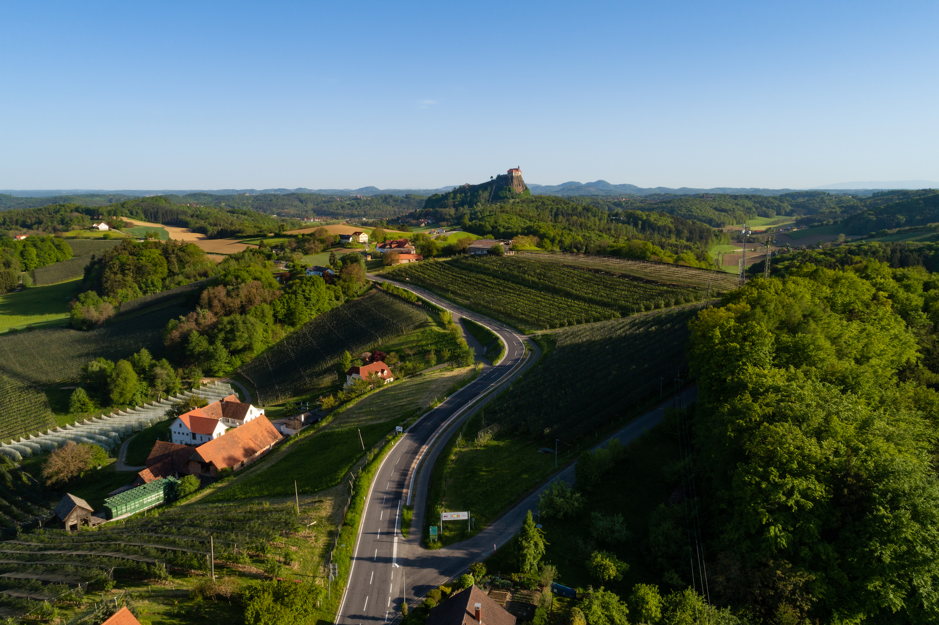 Sanft zieht sich die Route 66 durch die hügelige Landschaft des Steirischen Vulkanlands.