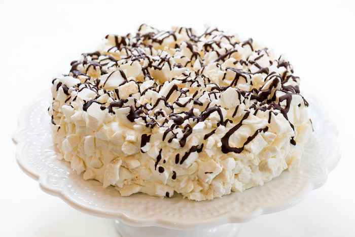 In Italien nennt man Baisers „Meringhe“ – daraus kann man eine köstliche Eis-Torte zubereiten