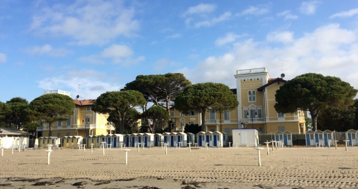 Einzigartige Mischung: Goldener Strand, die Ville Bianchi im „Stile Liberty“, mediterrane Vegetation.