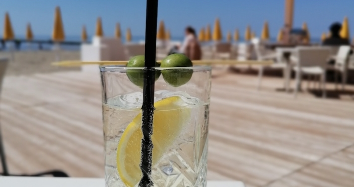 Fürs Glück braucht es oft wenig: Einen Spritz bianco in der Strandbar.