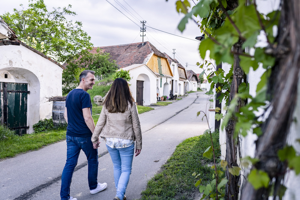 Romantische Wanderung durch die Kellergasse in Zellerndorf im Retzer Land.