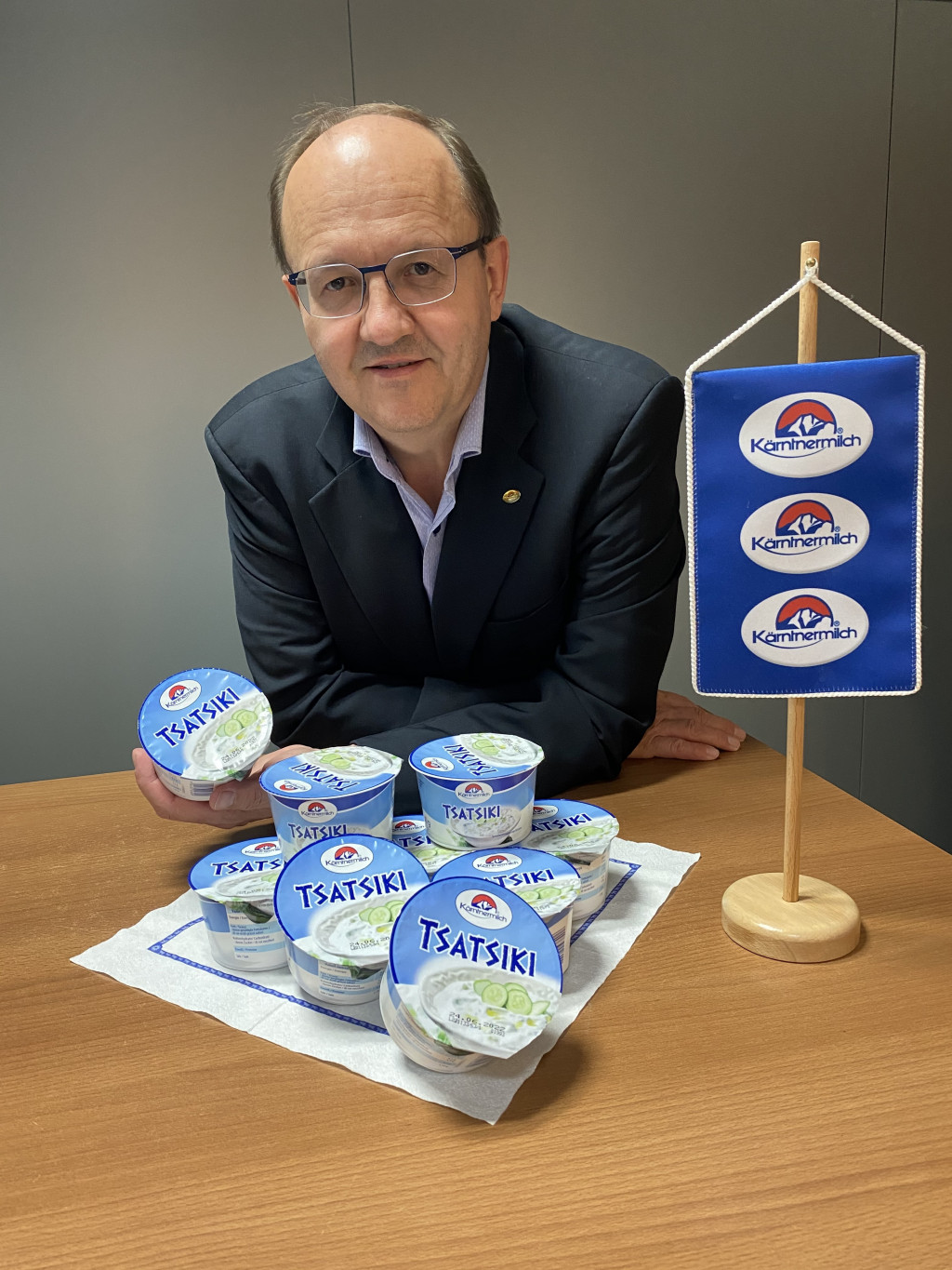 Direktor Helmut Petschar mit dem neuen Kärntnermilch Tsatsiki