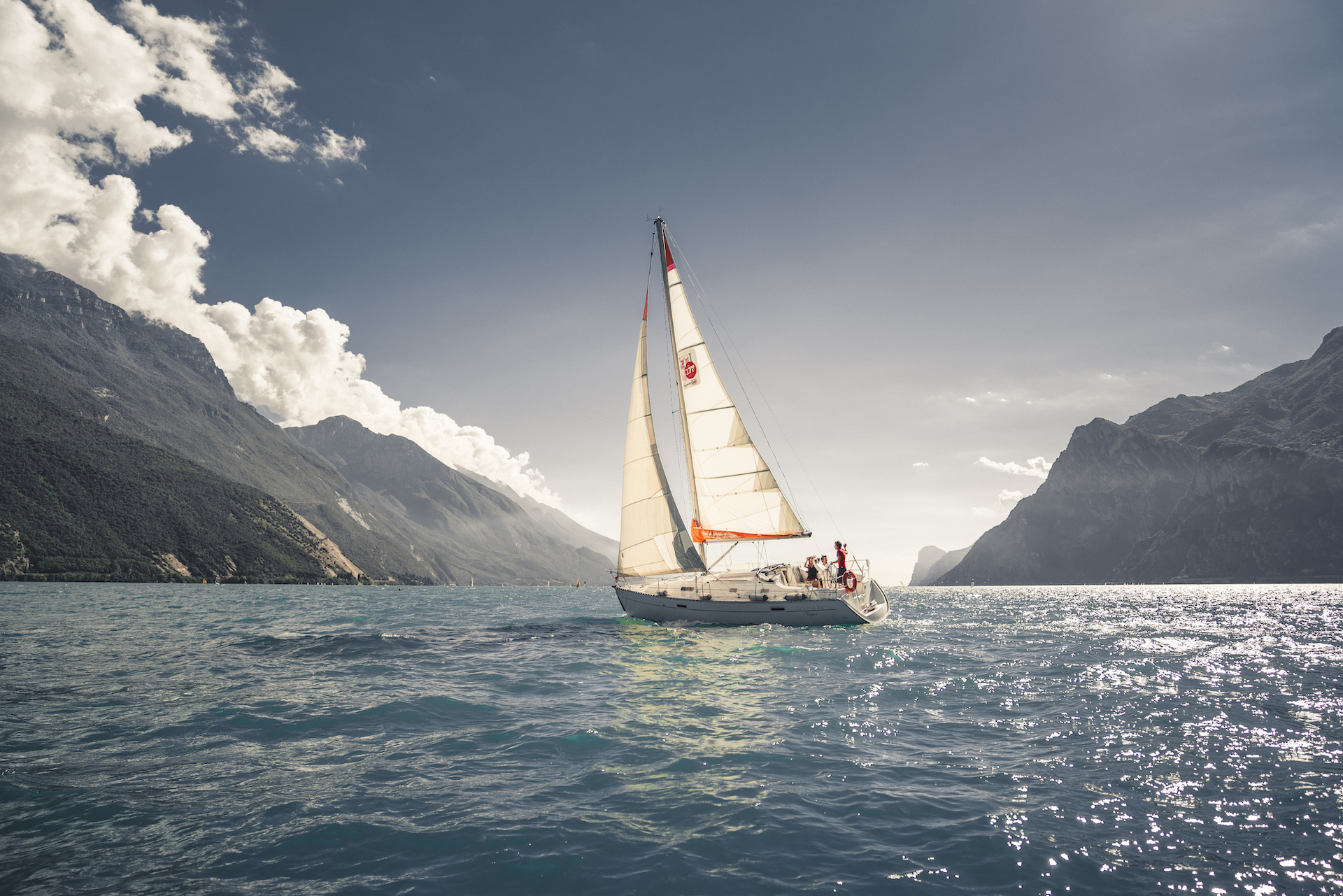 Mit dem Segelboot über den Gardasee gleiten