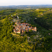 Grožnjan von oben: Rund um den malerischen Ort lockt die weite der wunderschönen Landschaft Istriens