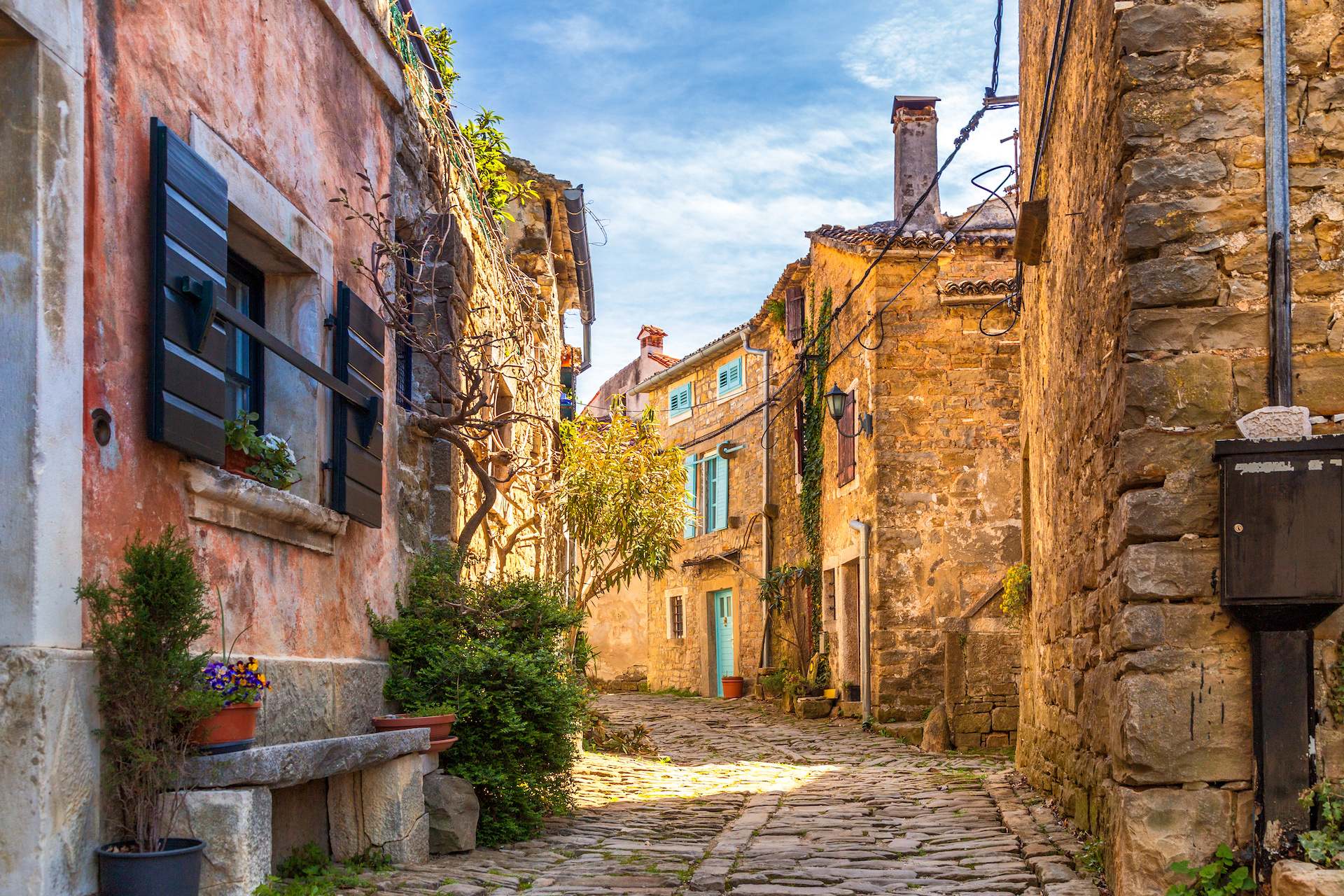 Bunte Häuser aus Stein prägen das Ortsbild von Motovun