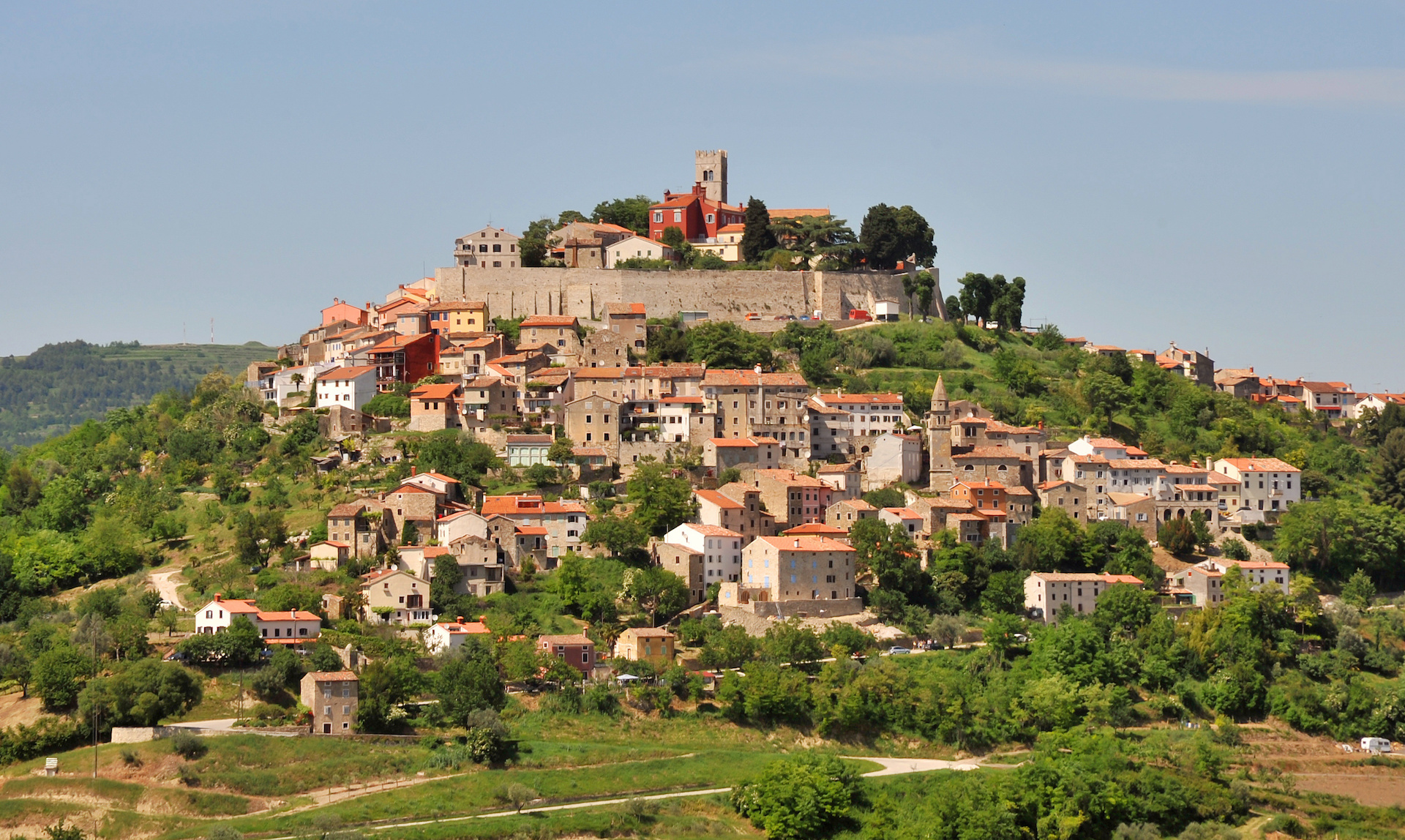 Blick auf das mittelalterliche Motovun und die umliegenden Siedlungen