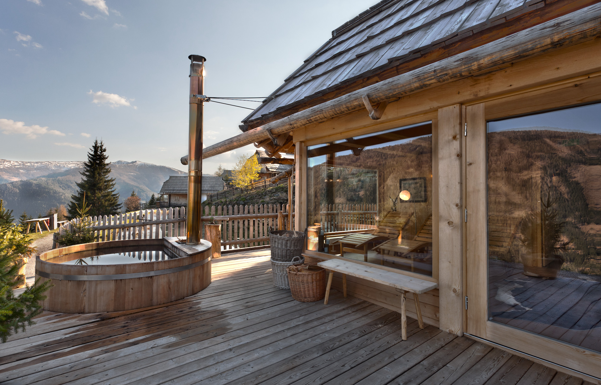 Gemütliche Terrasse mit Ausblick und beheizter Outdoor-Badewanne im Almdorf Seinerzeit.