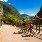 Genussvolle Fahrt am Ciclovia Alpe-Adria-Trail im Angesicht der Julischen Alpen.