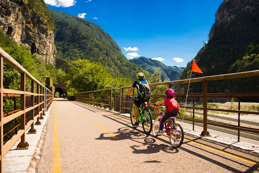 Genussvolle Fahrt am Ciclovia Alpe-Adria-Trail im Angesicht der Julischen Alpen.