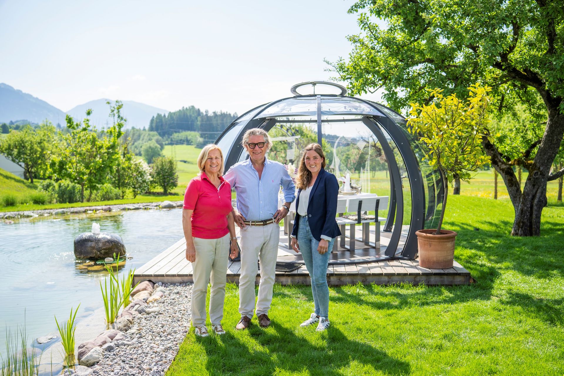 (v.l.) Elisabeth Zmölnig, Sigism und Barbara Meier vor der Glaskuppel am Millstätter See