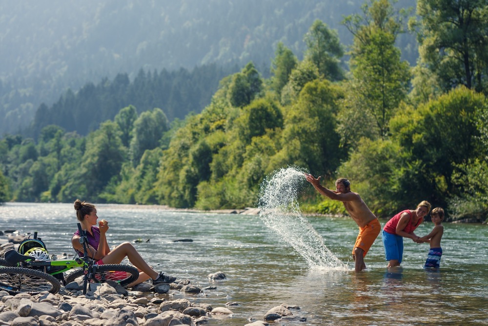 Bei der Fahrt am Gailradweg lädt der Fluss zum Sprung ins kühle Nass.